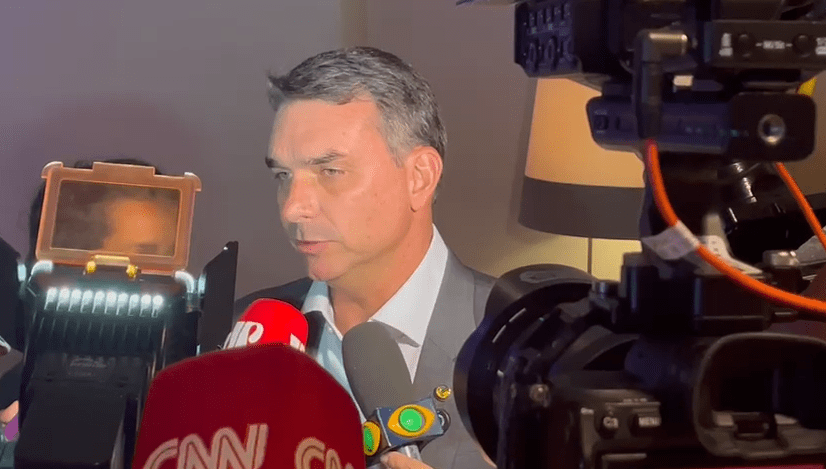 Na CPAC, Flávio afirma que não quer interferência estrangeira nas eleições