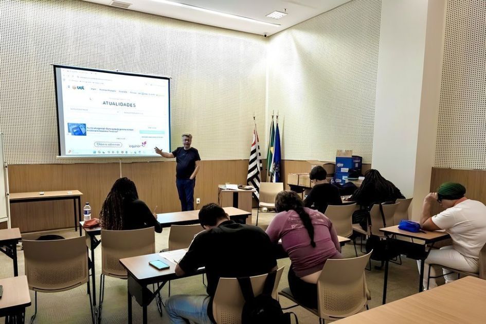 No Dia da Escola, projeto ajuda trabalhadores a retomar os estudos