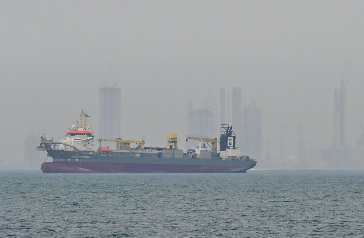 Petroleiro do Kuwait ancorado em Dubai é atingido por ataques iranianos
