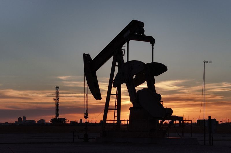 Petróleo é negociado acima de US$ 100 com incerteza sobre guerra