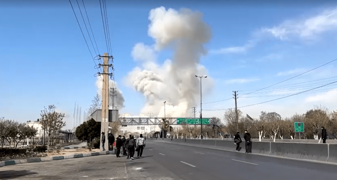 Principal rua comercial de Teerã é atingida por bombardeio israelense
