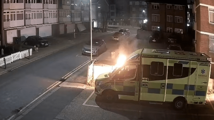 Quatro ambulâncias de voluntários judeus são incendiadas em Londres