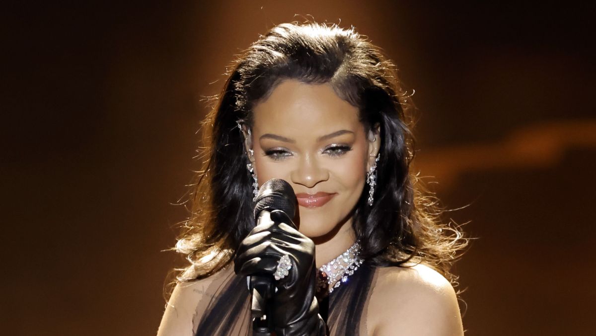 Rihanna é vista deixando Los Angeles após tiroteio em sua casa