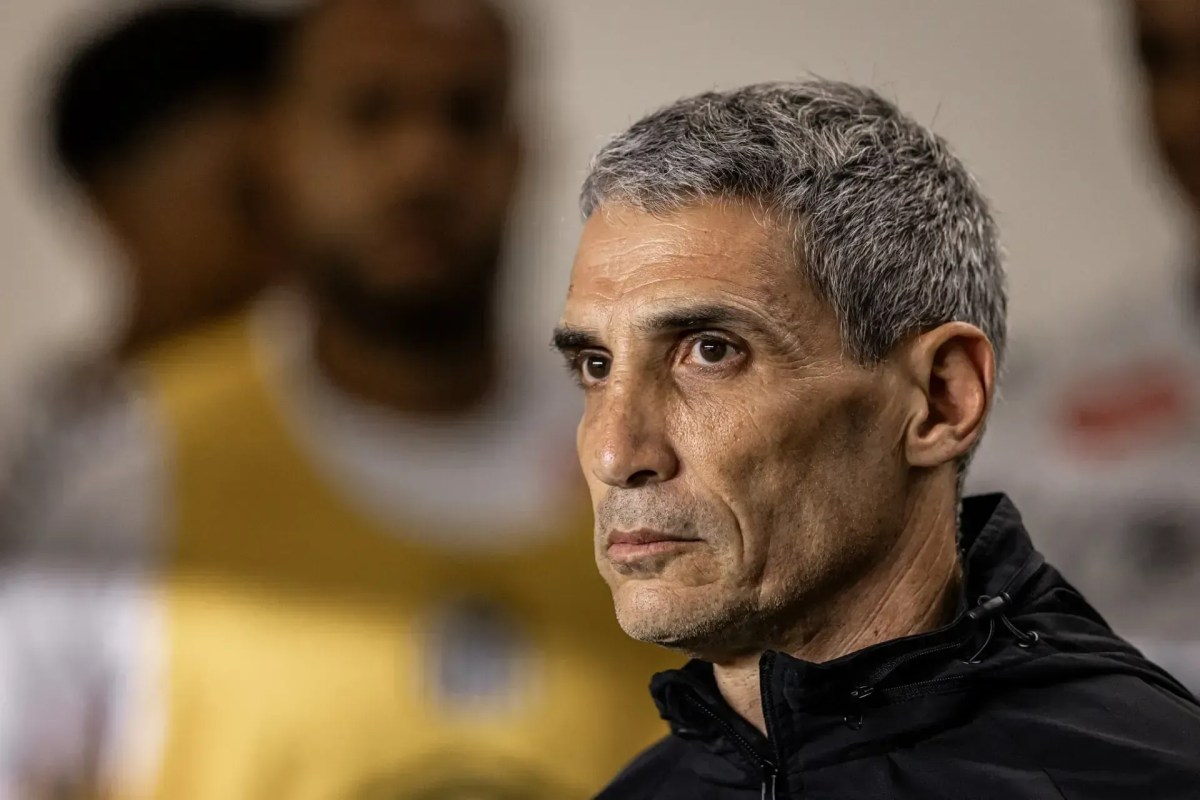 Santos anuncia saída do técnico Vojvoda após derrota para o Inter