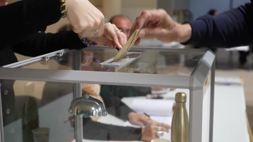 Urnas abrem na França para segundo turno de eleições para prefeito