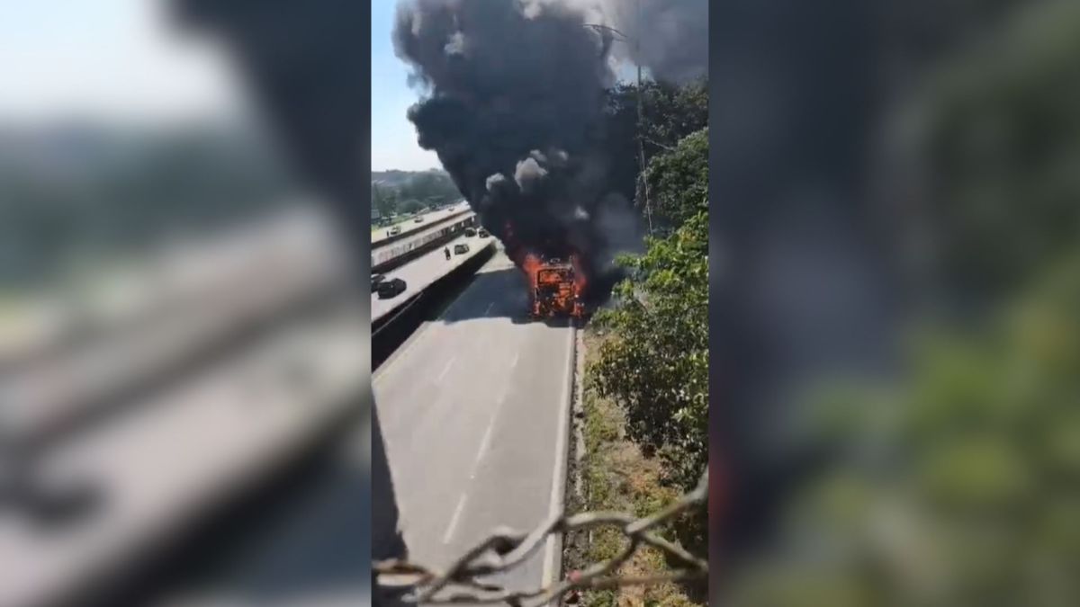 Vídeo: ônibus pega fogo e fumaça se espalha na Rodovia Anchieta (SP)