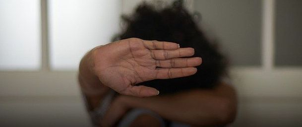 Violência contra a mulher: afastamentos do trabalho crescem 152% no Brasil