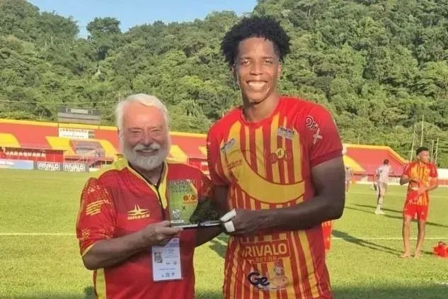 Zagueiro anota “gol que Pelé não fez” em jogo da quarta divisão do Paulista