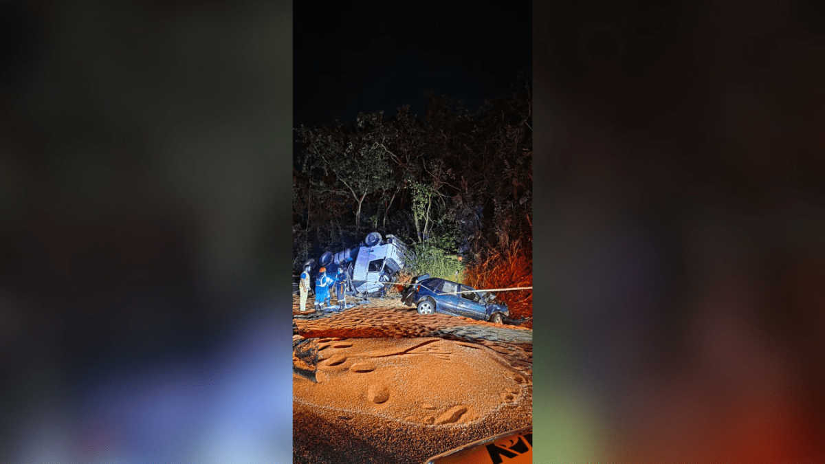 Acidente grave entre carro e carreta deixa três mortos em Minas Gerais