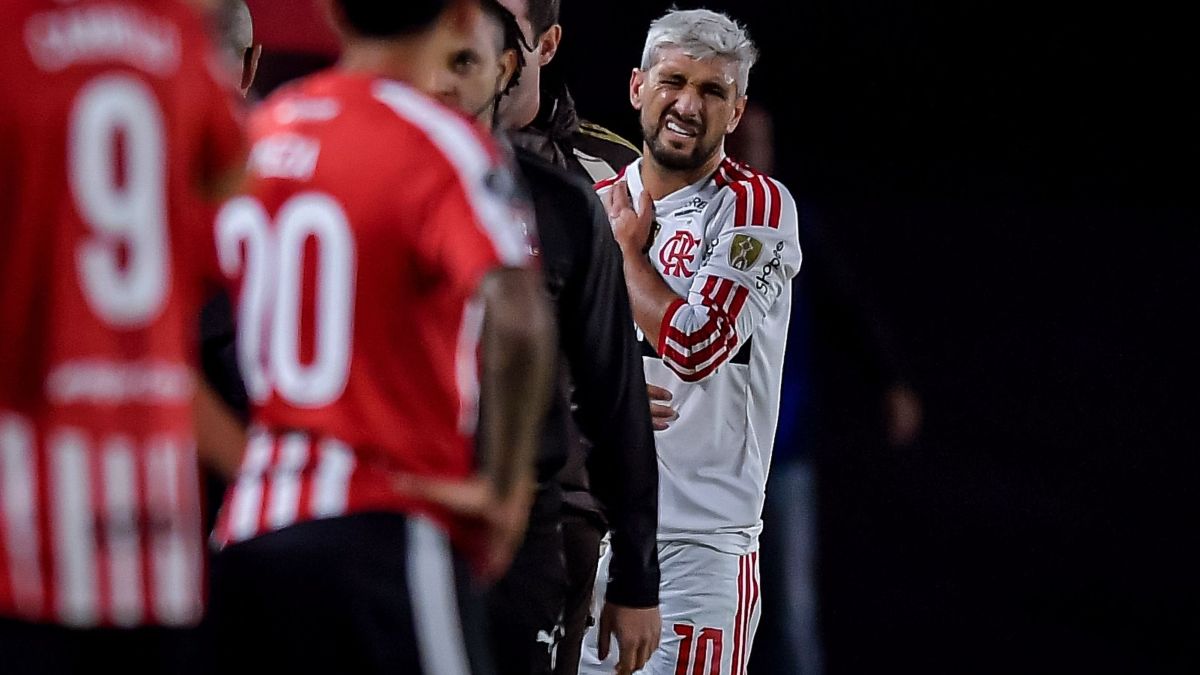 Arrascaeta sofre lesão e deixa jogo do Flamengo a 43 dias da Copa do Mundo