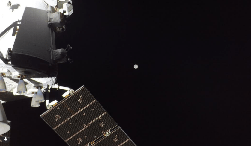 Astronautas chegam à metade do caminho e registram imagem da Lua