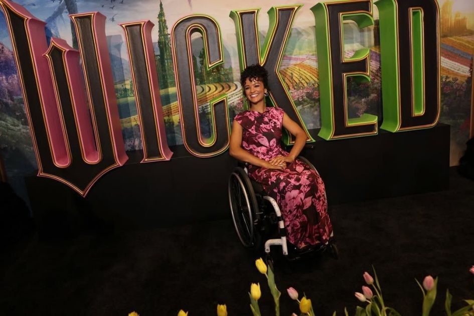Atriz de “Wicked” diz que foi barrada de entrar em avião por ser cadeirante
