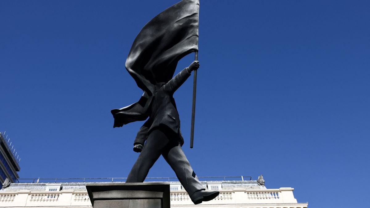 Banksy instala estátua de homem empunhando bandeira no centro de Londres