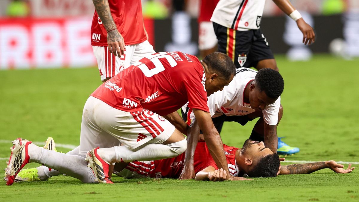 Bruno Tabata deixa Inter x São Paulo após choque de cabeça; lance assusta