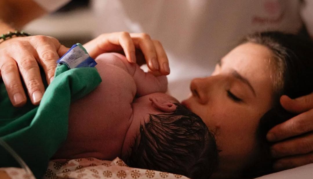 Camila Queiroz mostra detalhes do quarto da filha Clara; veja