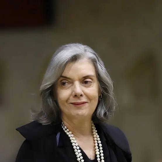 Cármen Lúcia anuncia saída antecipada da presidência do TSE