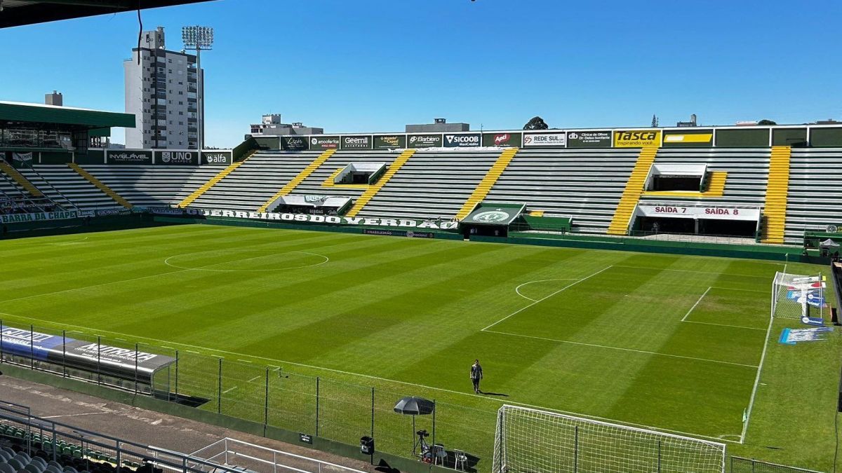 Chapecoense x Vitória: escalações e onde assistir ao jogo do Brasileirão