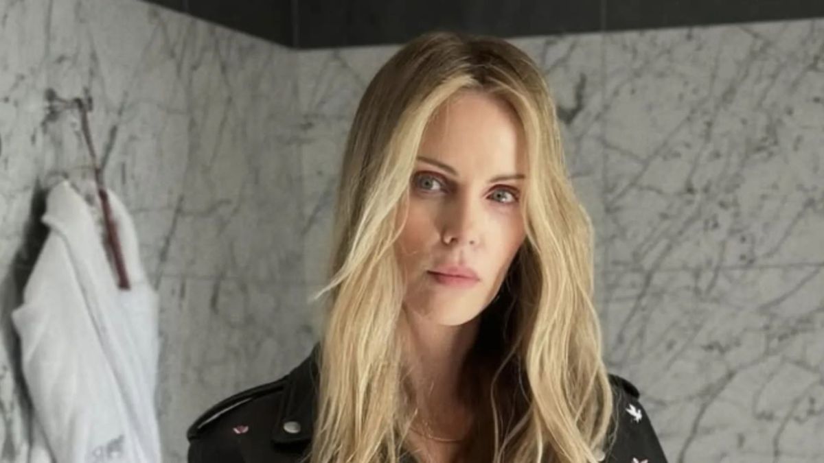 Charlize Theron revela que mãe matou o pai para salvá-las de ataque