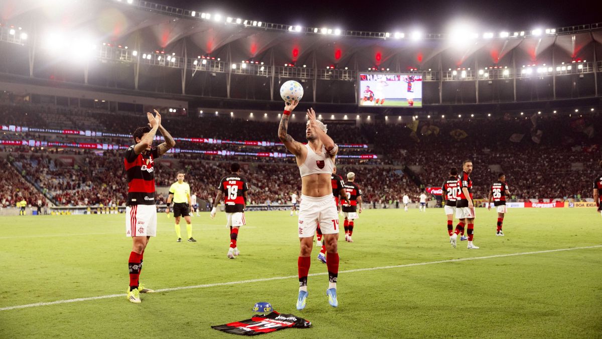 Com homenagens a Oscar, Flamengo vence Bahia e segue na cola do Palmeiras