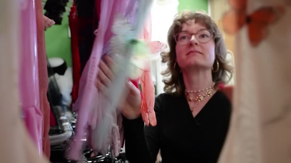 Conheça a holandesa que produz luvas para Cher, Dua Lipa e outras estrelas