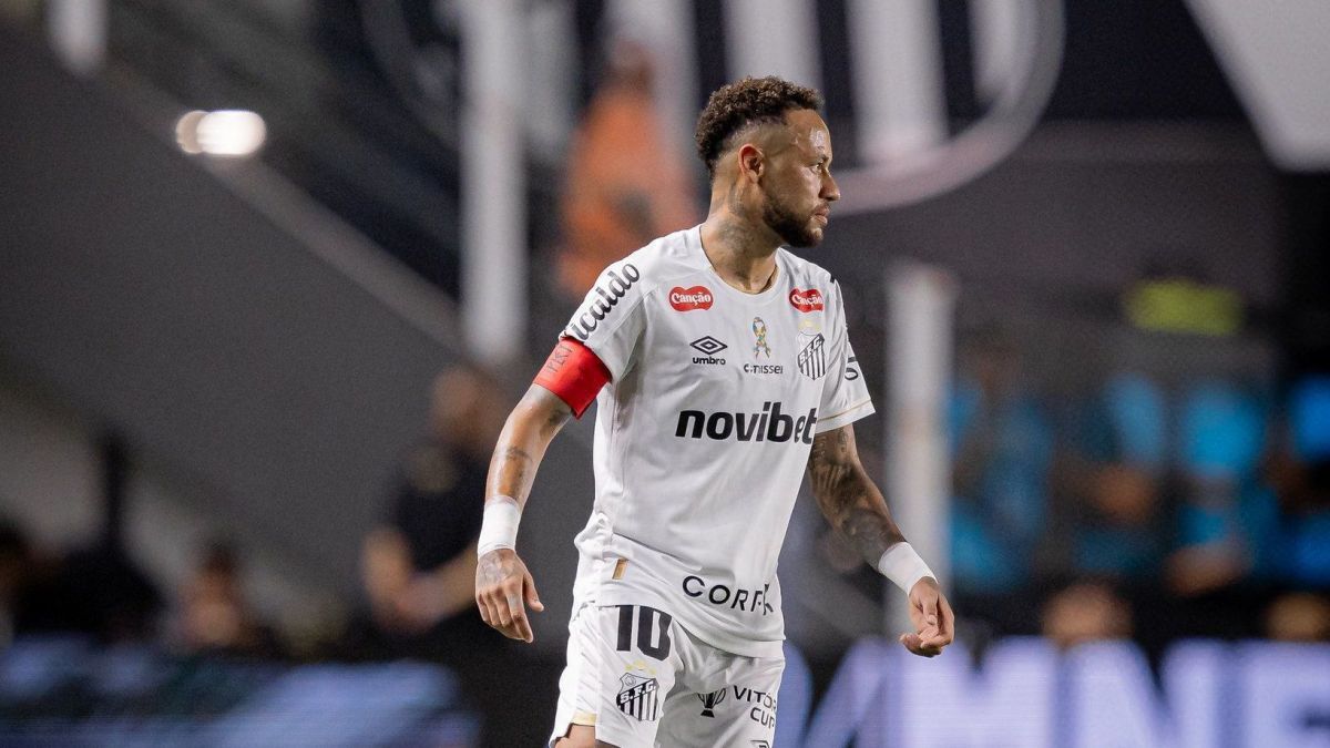 Cuca defende Neymar e critica árbitro de Santos x Remo