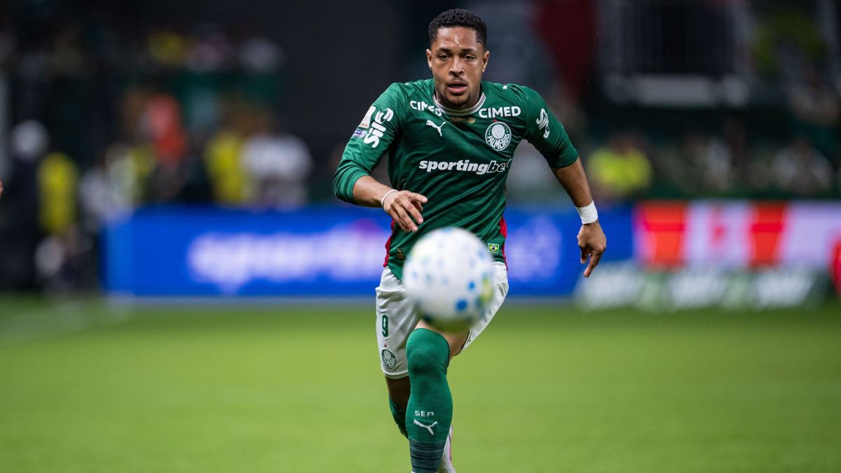 De volta ao time titular, Vitor Roque sente lesão e preocupa Palmeiras