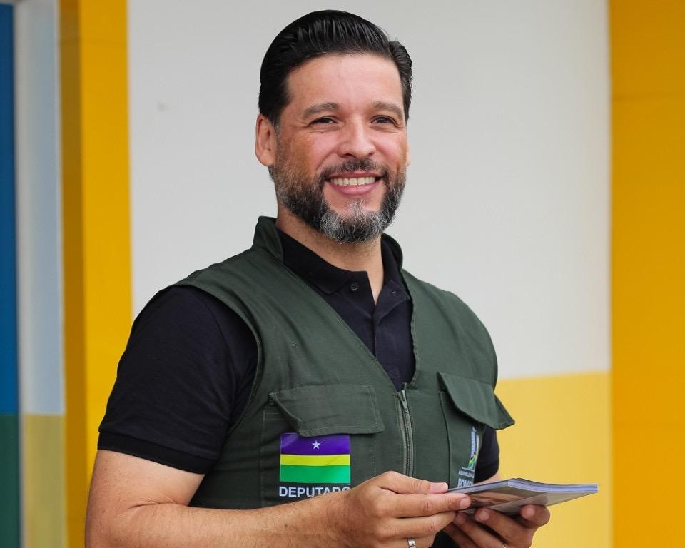 Delegado Camargo garante emenda de R$ 2,6 milhões para novo ônibus de pacientes em Ariquemes