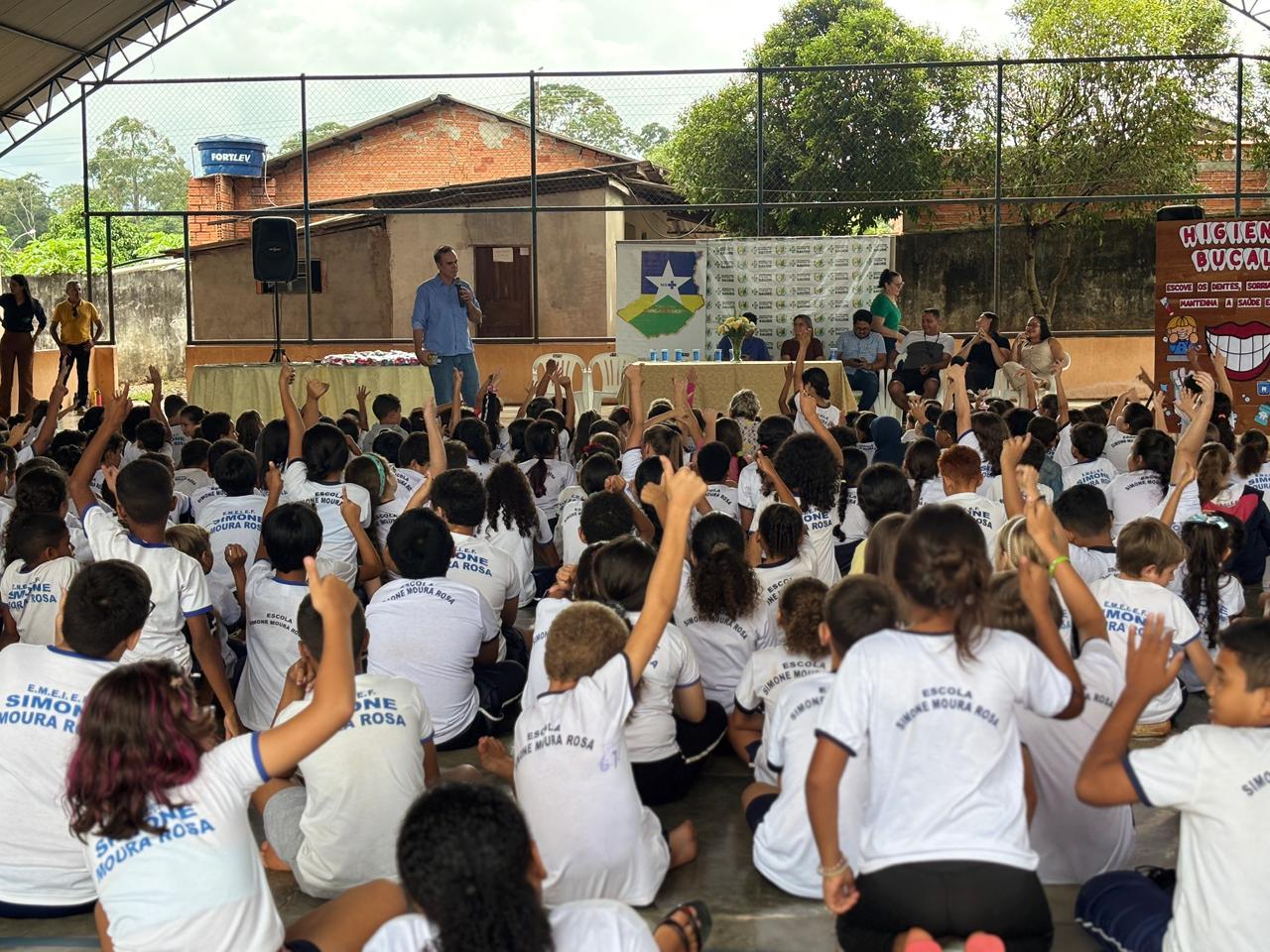 Deputado Alan Queiroz entrega R$ 400 mil em kits odontológicos para alunos da rede municipal, em Espigão D’Oeste