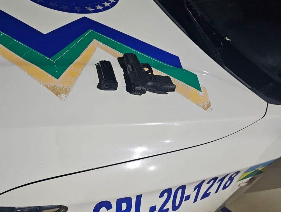 Dois homens são presos com arma e moto roubada após atitude suspeita