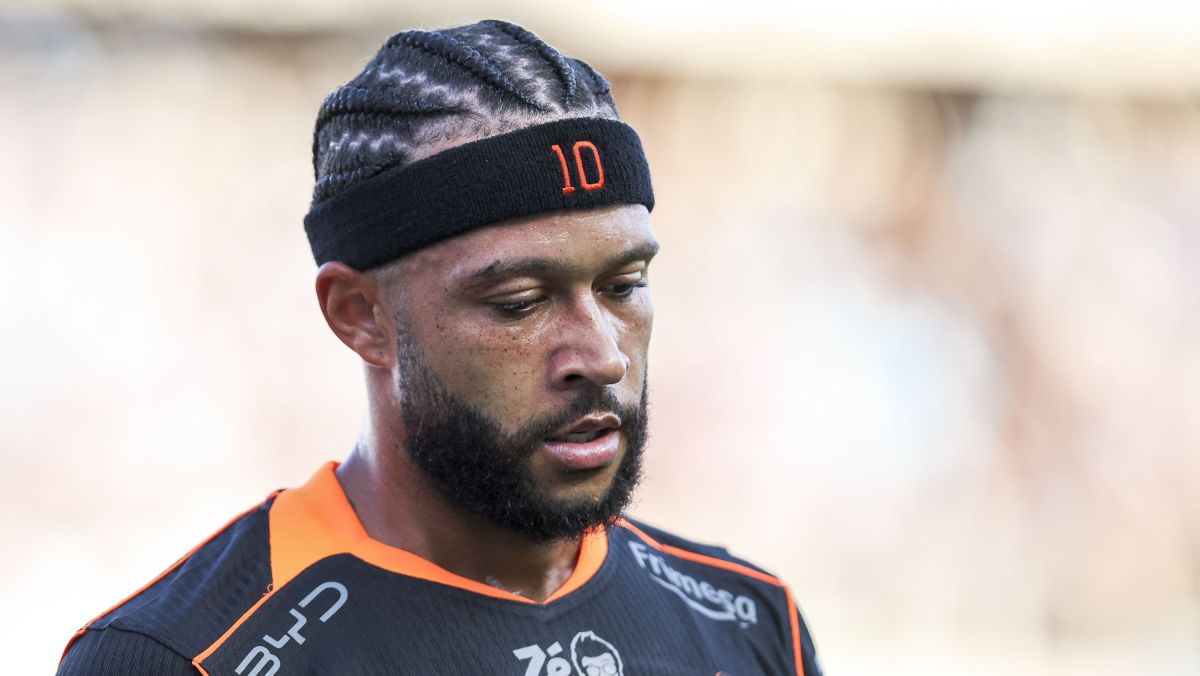 Erro na preparação física atrasa retorno de Depay no Corinthians