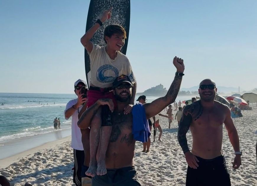 Filho de Pedro Scooby vence 1º torneio de surfe e recebe elogio de Medina