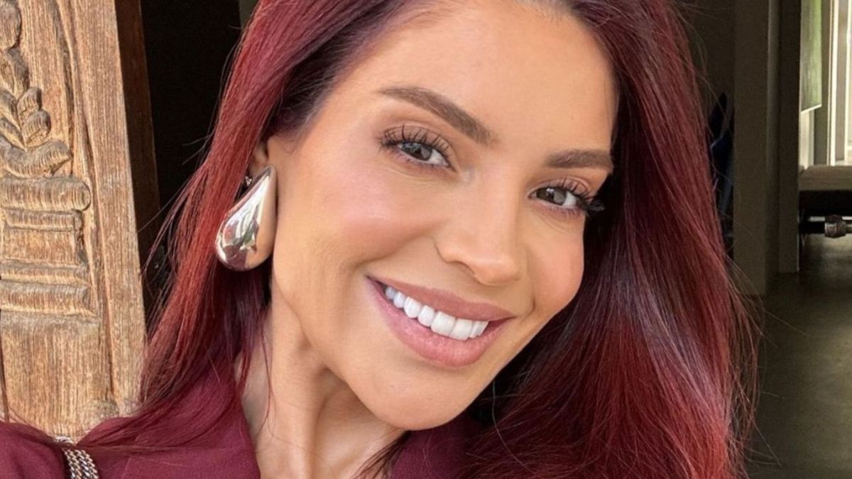 Gkay exibe passaporte e brinca com mudanças físicas: “Nunca reconhecem”