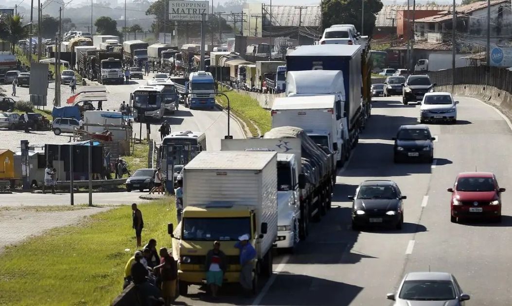 Governo anuncia crédito de mais de R$ 20 bi para caminhões e ônibus