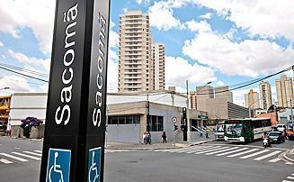 Homem é levado por seguranças após ferir outro na estação Sacomã