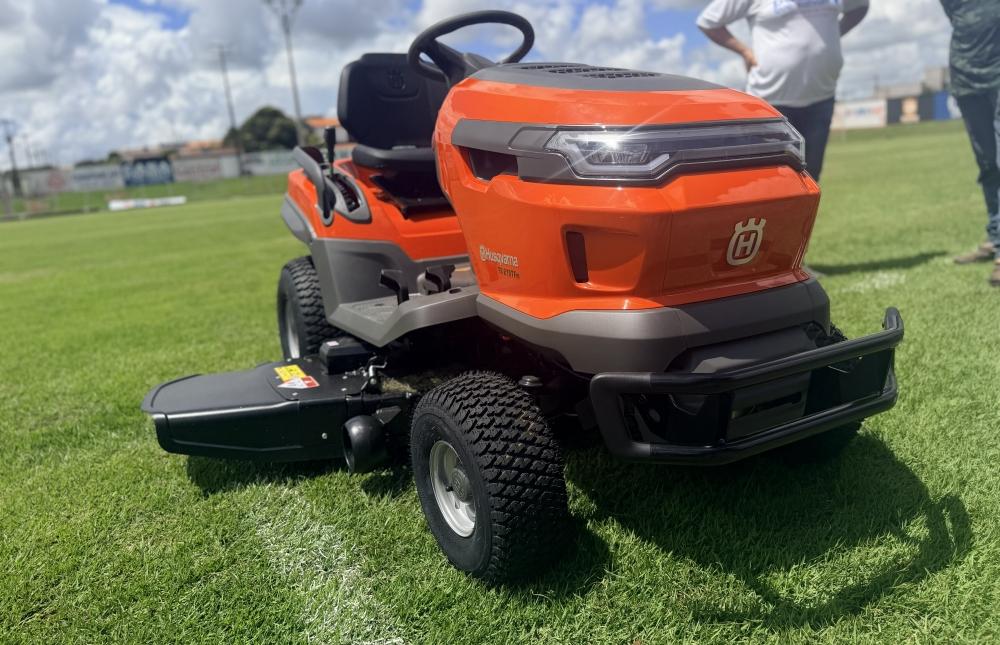 Investimento no esporte: novo trator cortador de grama para a Associação Rolim de Moura