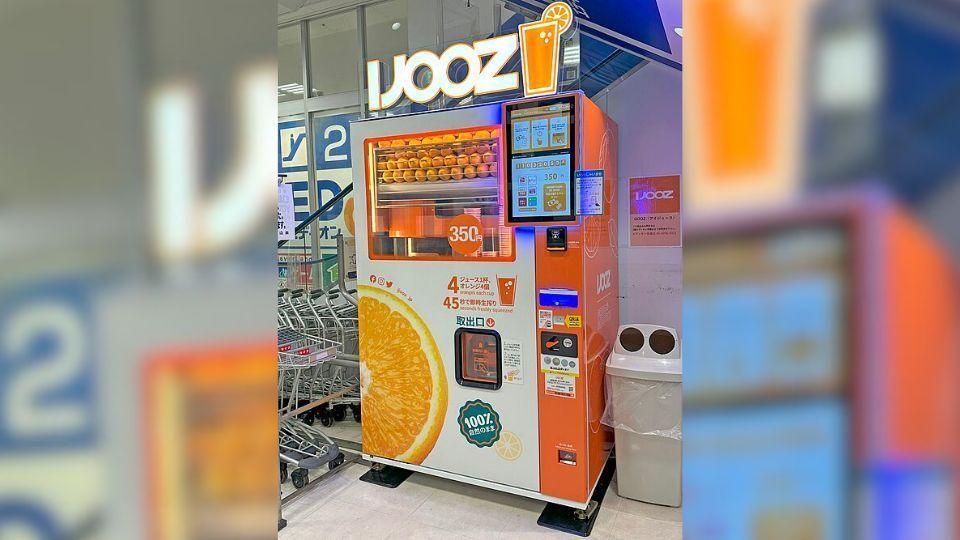 Jovem francês pode ser preso por lamber canudos de máquina em Singapura