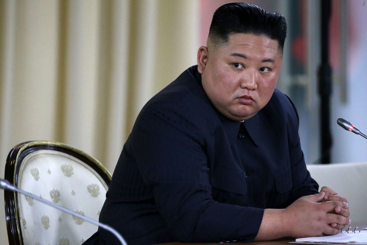 Kim Jong Un elogia soldados que escolhem morrer a serem capturados