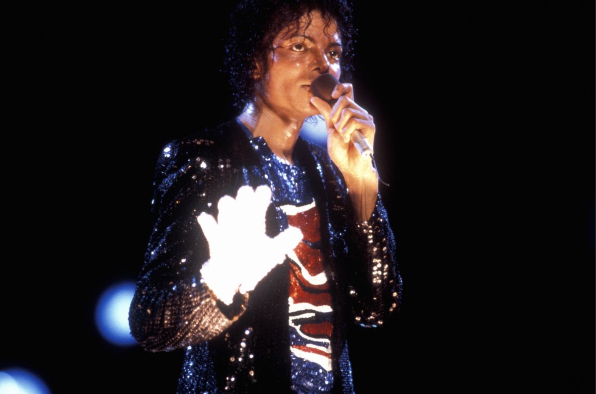 Luva de cristais usada por Michael Jackson é leiloada por quase R$ 1 milhão