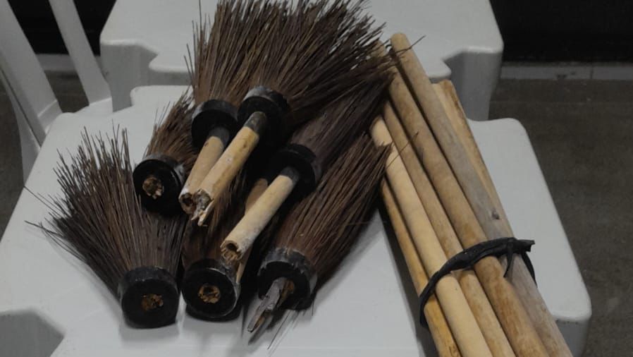 Mulher é presa ao tentar entrar com drogas em vassouras em presídio na BA