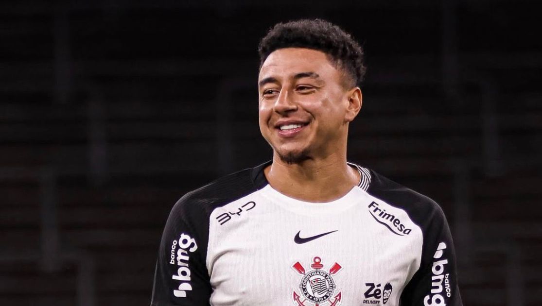 “Nunca vi isso antes”: Lingard exalta experiência em jogar no Corinthians