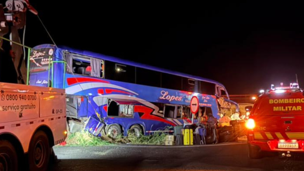 Ônibus bate em carreta e deixa dois mortos em Uberaba, interior de MG