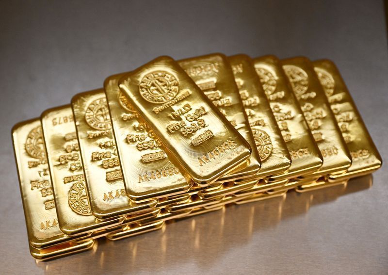 Ouro sobe e fecha acima de US$ 4.800 com dólar fraco