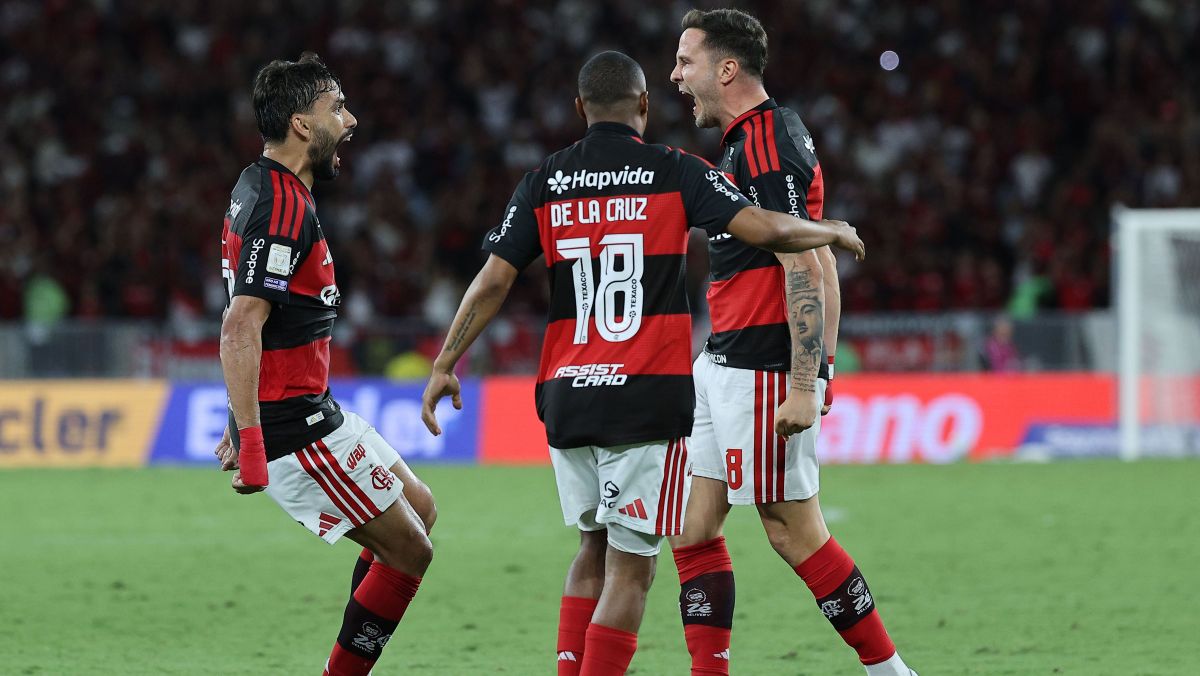 Paquetá sente dores no joelho e sai chorando após Flamengo x Bahia