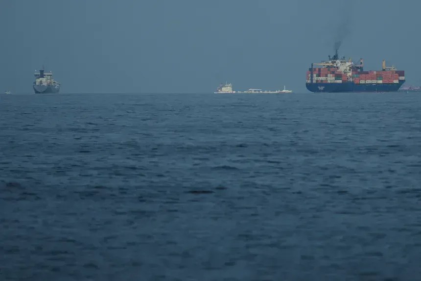 Pelo menos dois navios são atingidos por disparos em Ormuz, diz agência