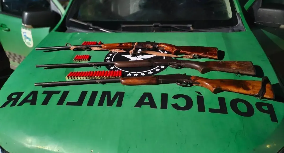 PM apreende espingardas e prende três em Seringueiras