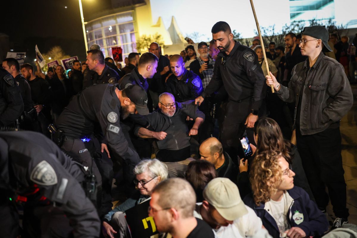 Polícia israelense dispersa protesto contra guerra em Tel Aviv
