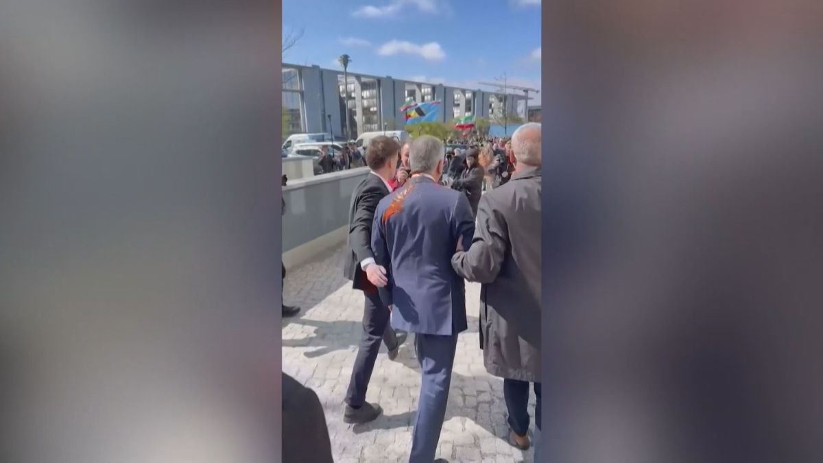 Príncipe herdeiro do Irã é atacado com líquido vermelho; veja vídeo