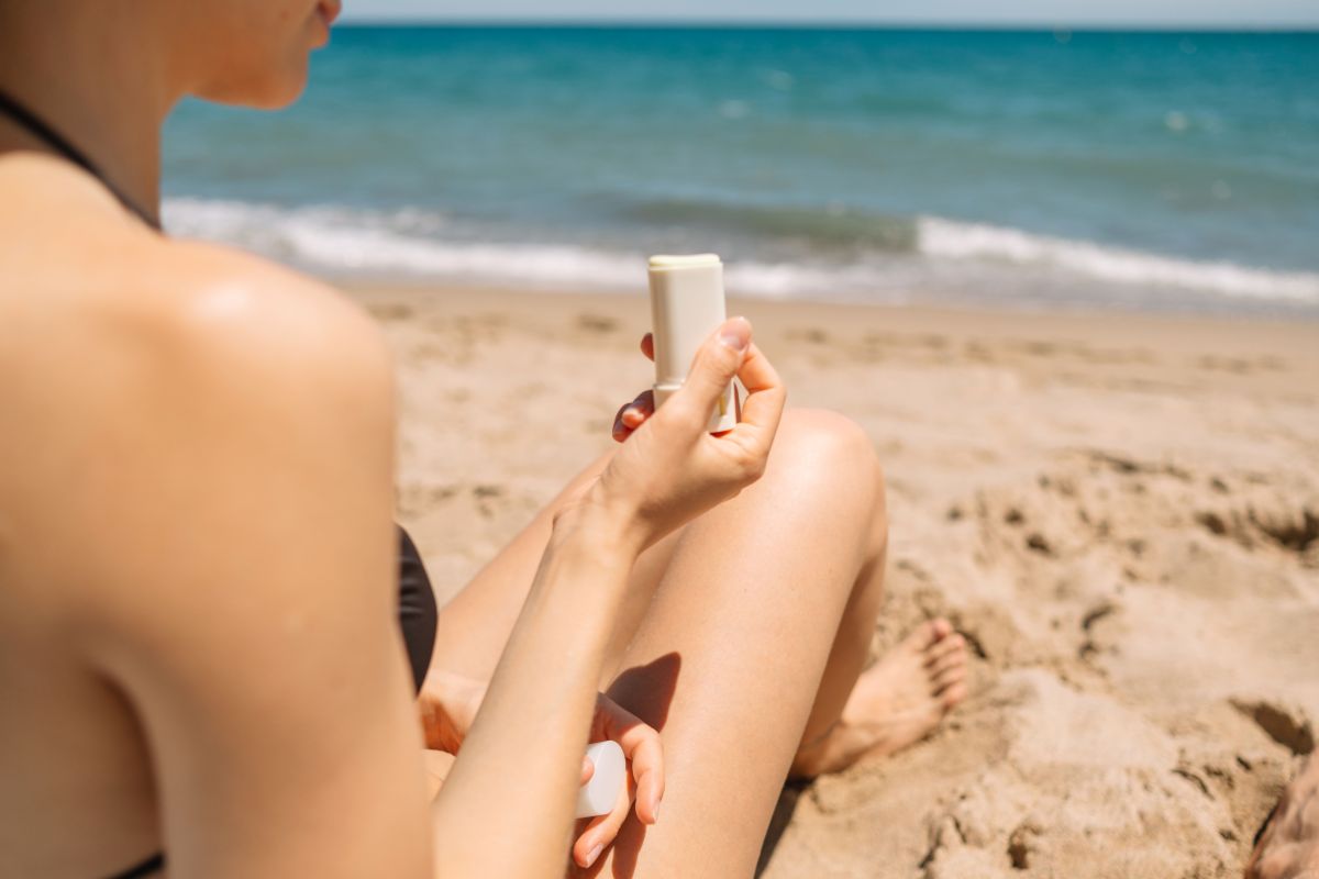 Protetor solar em bastão: veja os pontos de atenção ao usar