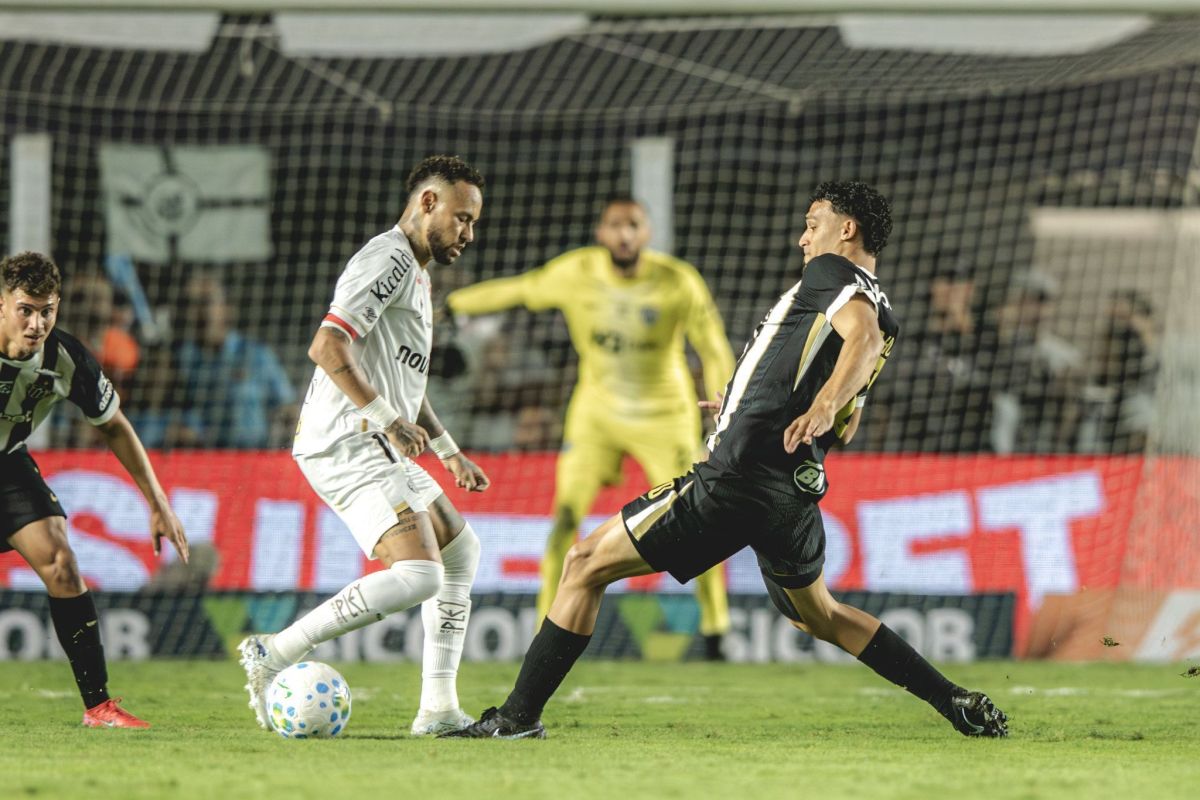 Santos supera gol anulado e vence Atlético-MG pelo Campeonato Brasileiro