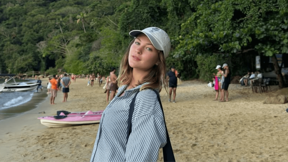Sobrinha de Xuxa, Nikki Meneghel posa em praia em Angra dos Reis; veja